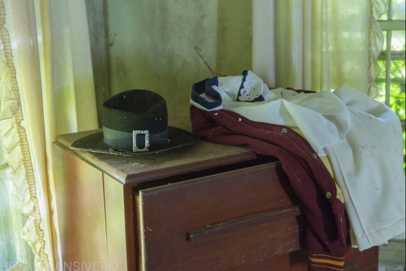 27 creepy photos of an abandoned farmstead