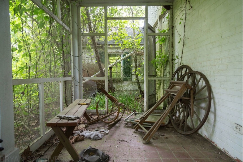 27 creepy photos of an abandoned farmstead