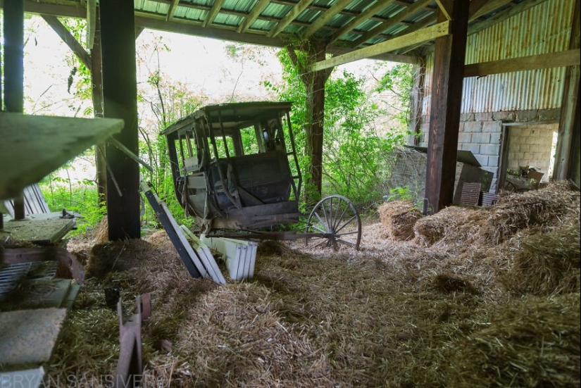 27 creepy photos of an abandoned farmstead