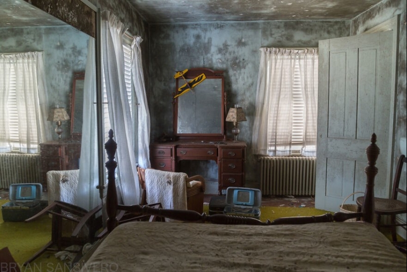 27 creepy photos of an abandoned farmstead