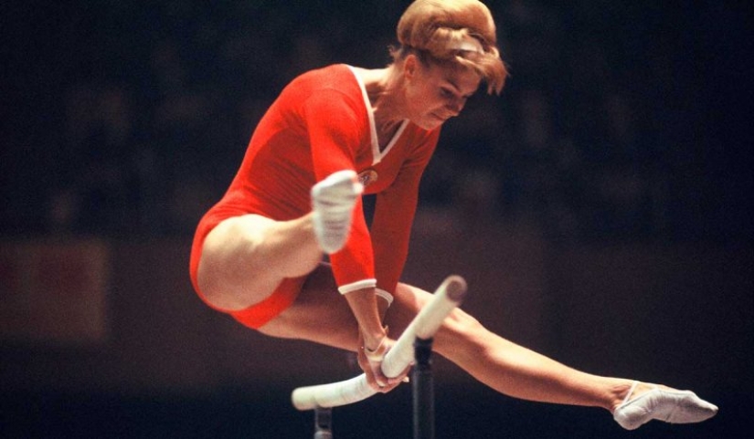 3 Soviet gymnasts applauded by the whole world