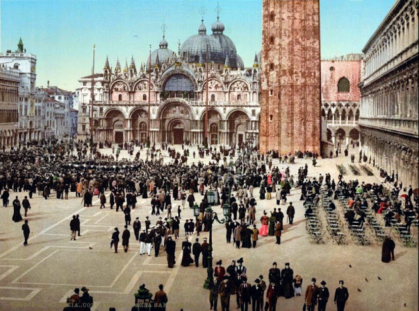 30 color photographs of Venice in the 1890‑ies
