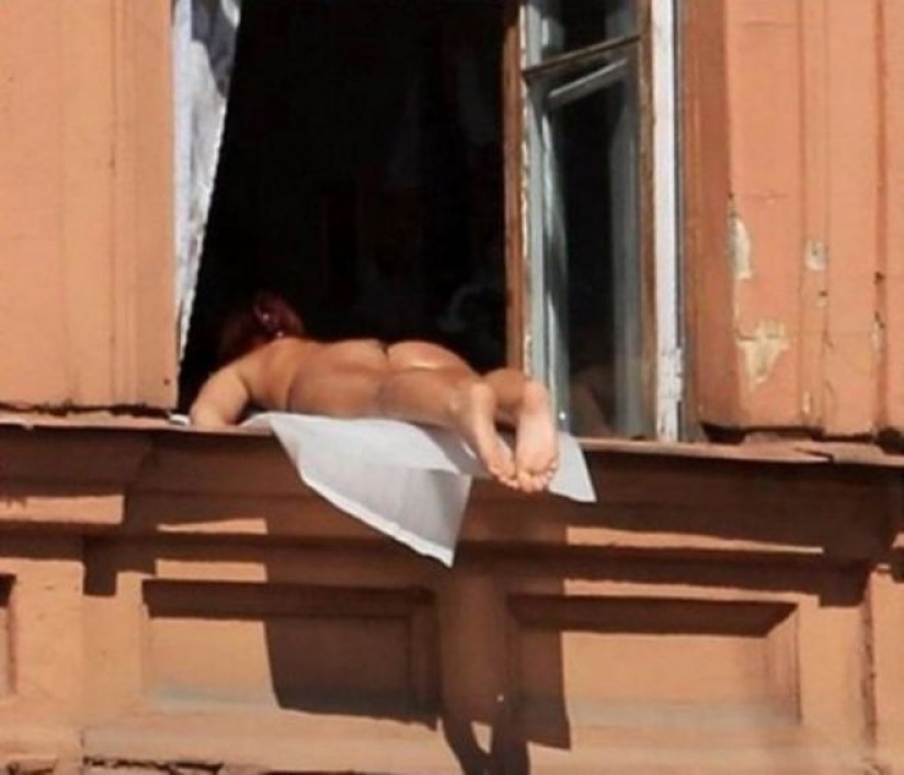 30 examples of extreme sun baths on the roof, in the window and not only