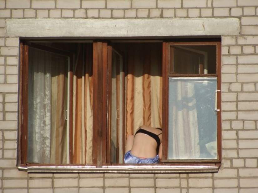 30 examples of extreme sun baths on the roof, in the window and not only