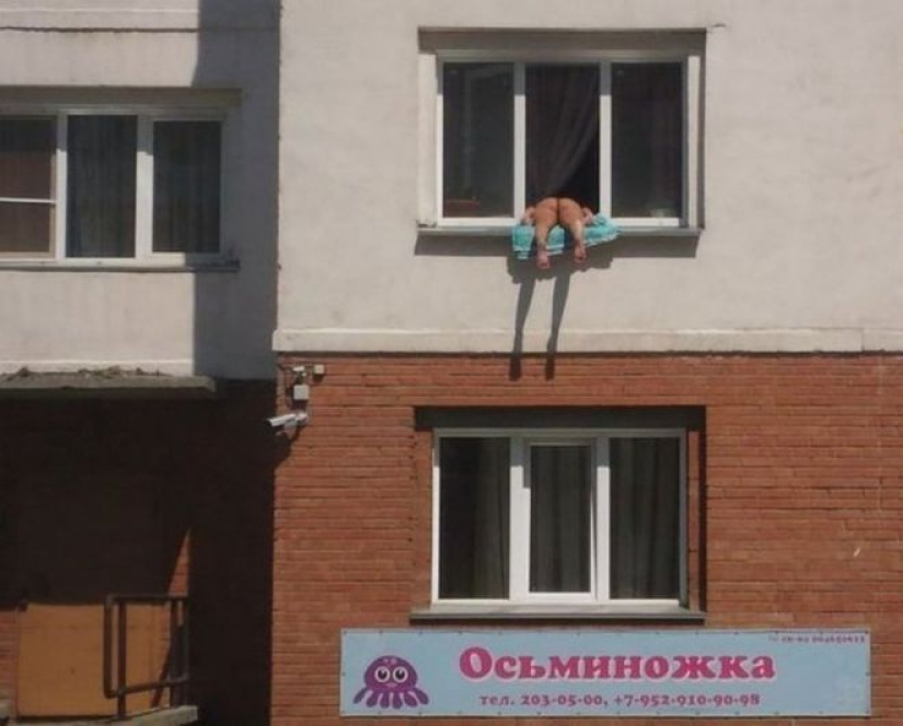 30 examples of extreme sun baths on the roof, in the window and not only