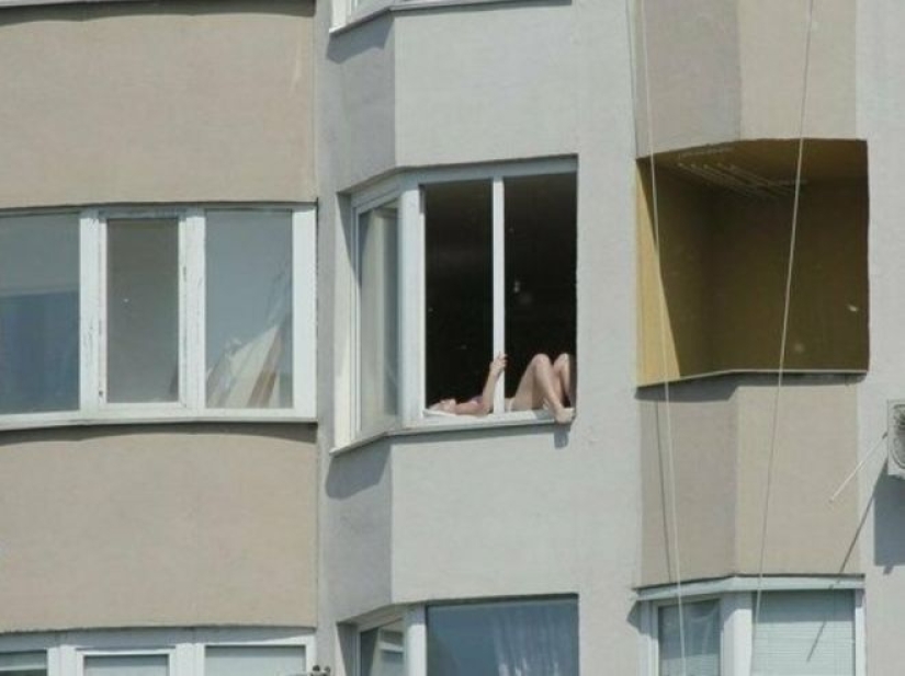 30 examples of extreme sun baths on the roof, in the window and not only