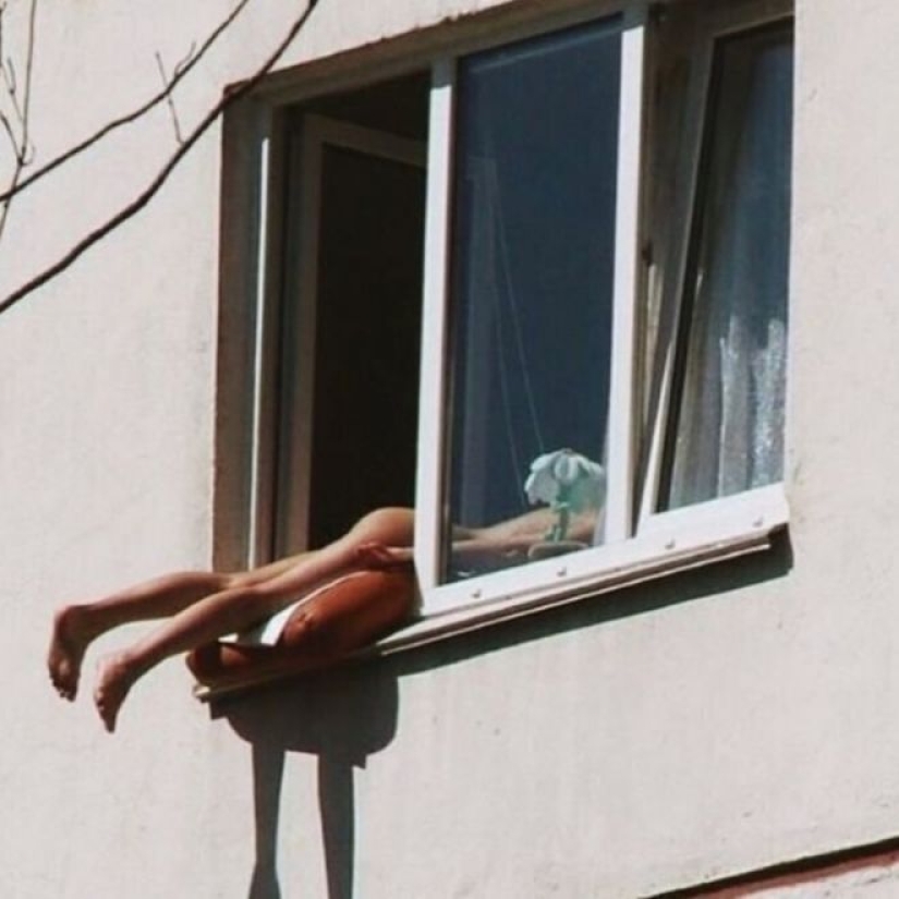 30 examples of extreme sun baths on the roof, in the window and not only