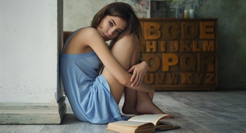 30 photos of sexy girls reading books