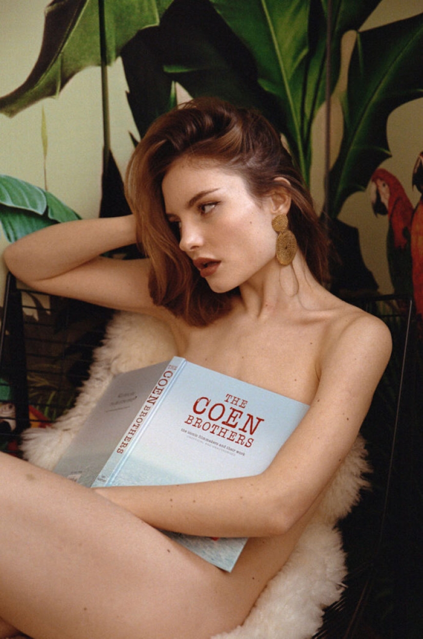 30 photos of sexy girls reading books