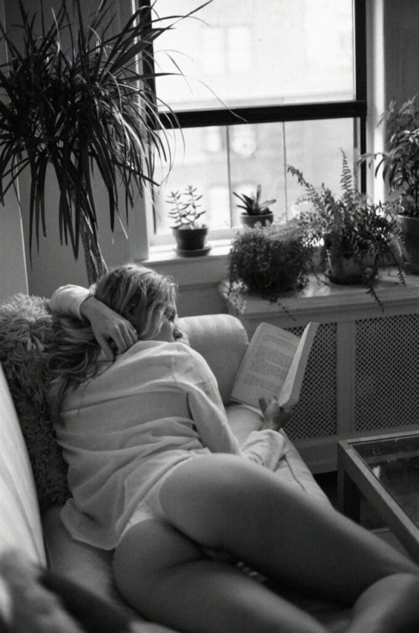 30 photos of sexy girls reading books