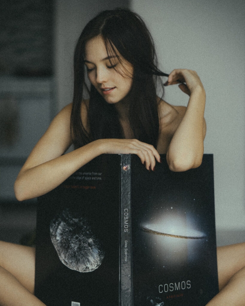 30 photos of sexy girls reading books