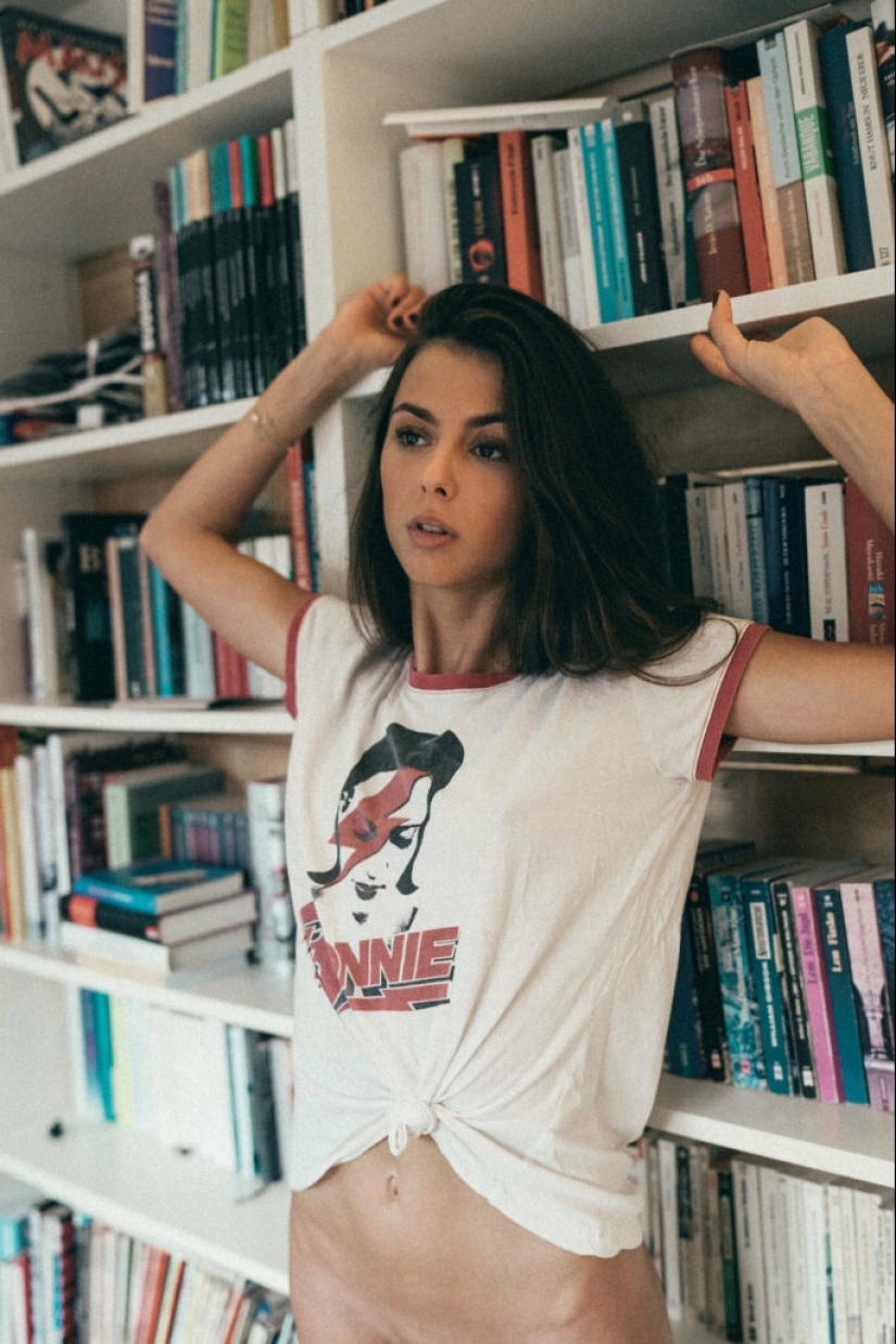 30 photos of sexy girls reading books