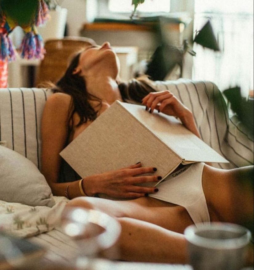 30 photos of sexy girls reading books