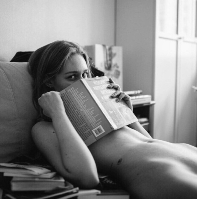 30 photos of sexy girls reading books