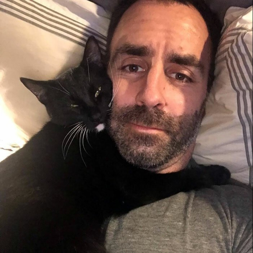 30 touching photos of men and cats