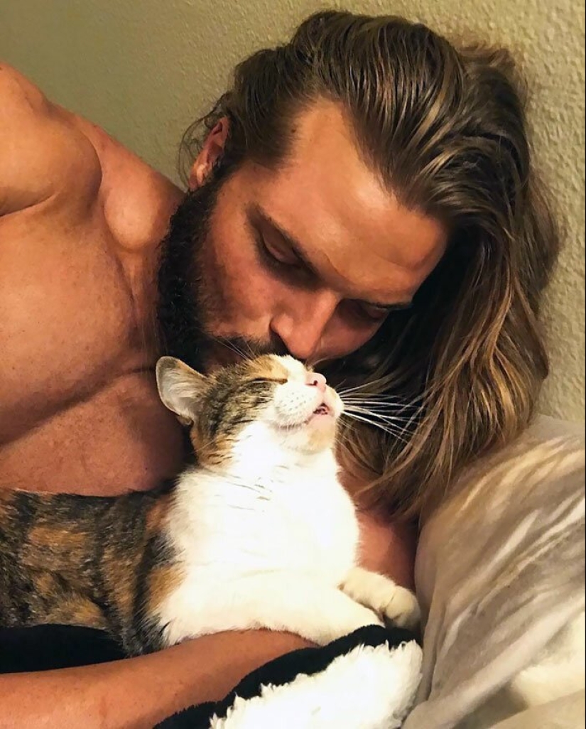 30 touching photos of men and cats