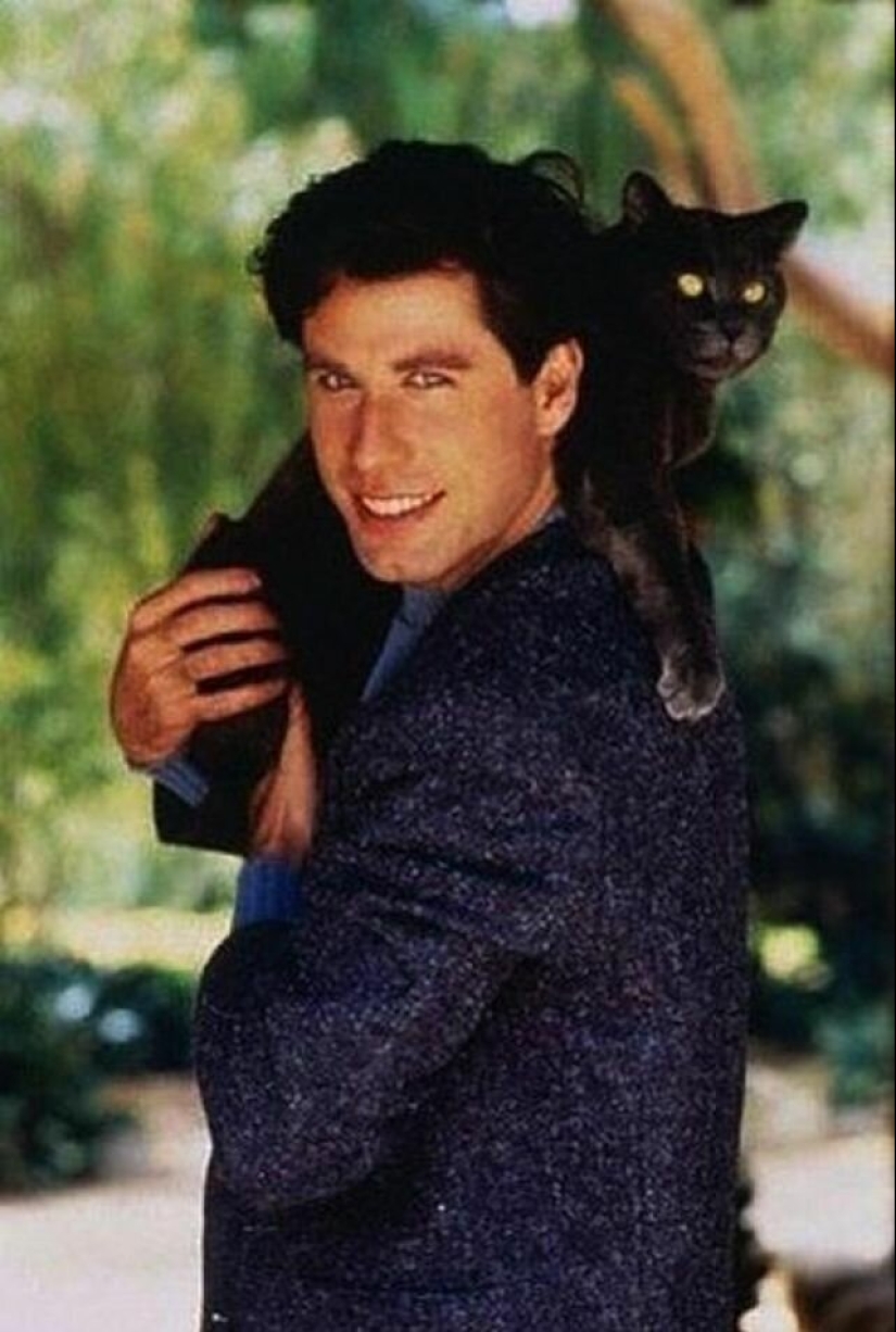 30 vintage photos of celebrities posing with their favorite cats