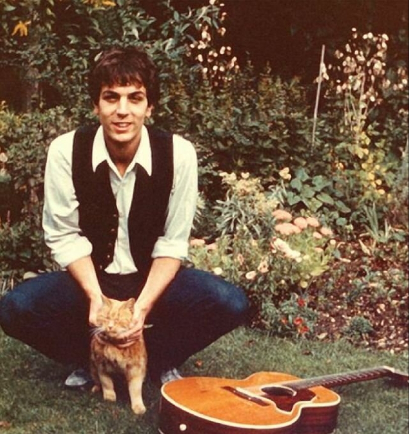 30 vintage photos of celebrities posing with their favorite cats