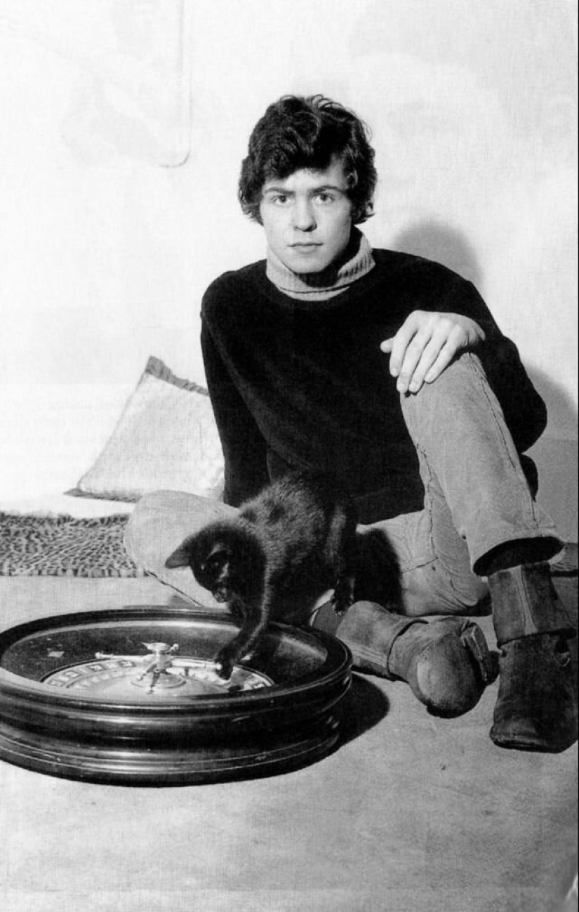 30 vintage photos of celebrities posing with their favorite cats