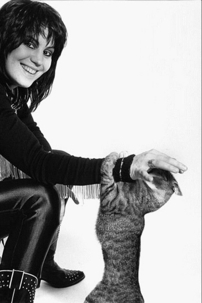 30 vintage photos of celebrities posing with their favorite cats