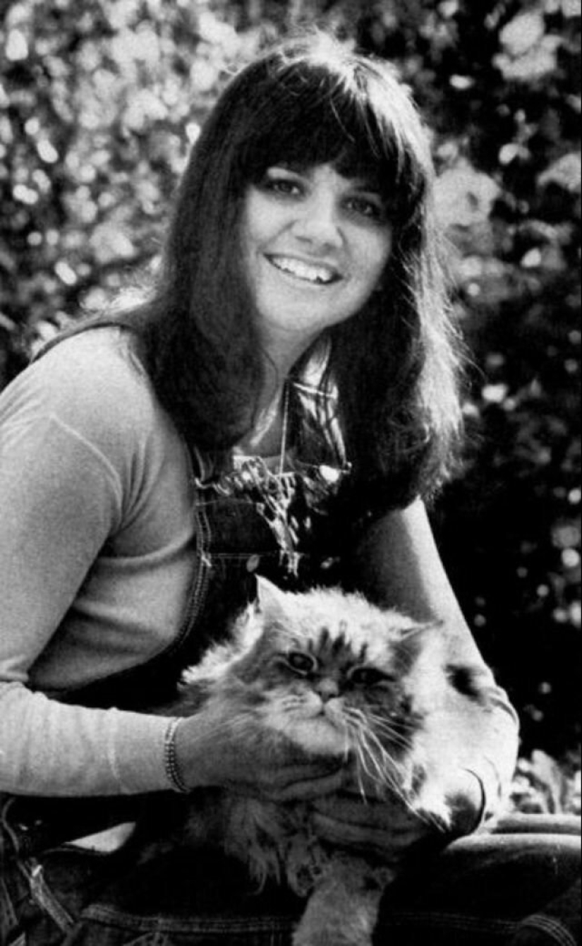 30 vintage photos of celebrities posing with their favorite cats