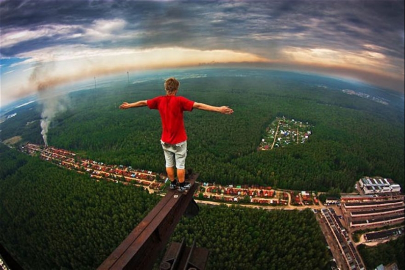 33 creepy pictures from the roof of the world