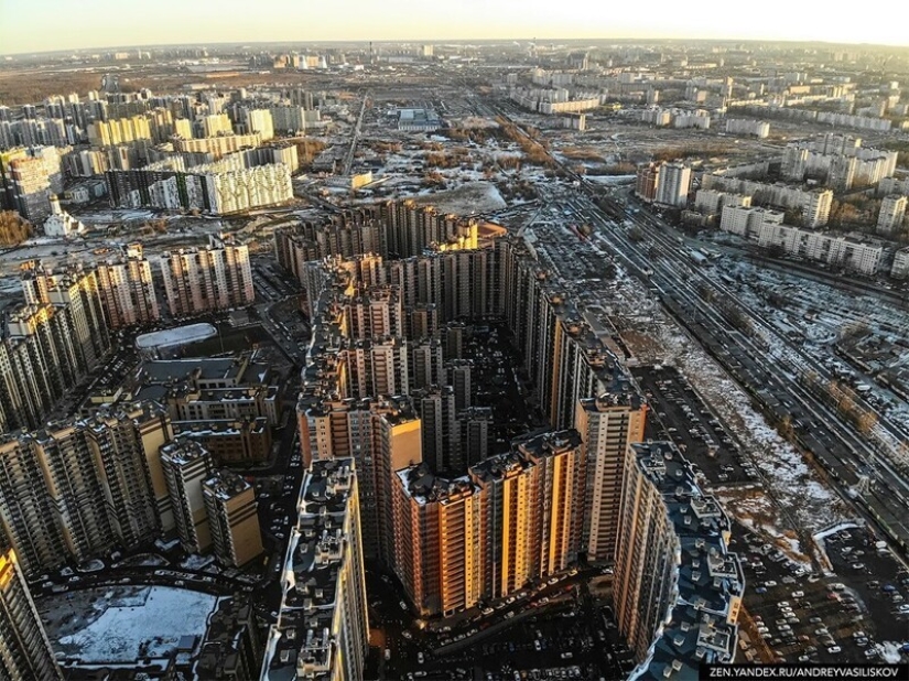 35 entrances, 3708 apartments: what does the giant man-maker look like in St. Petersburg