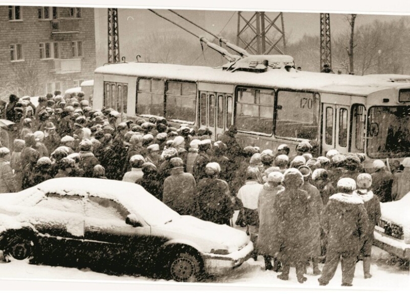 35 expressive photos about Russia in the wild 90s