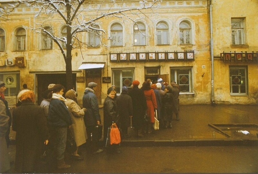 35 expressive photos about Russia in the wild 90s