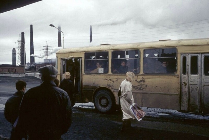 35 expressive photos about Russia in the wild 90s