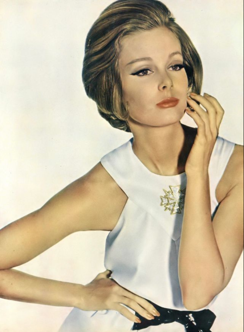 35 stunning photos of the classic model Monique Chevalier of the 1950s and 60s