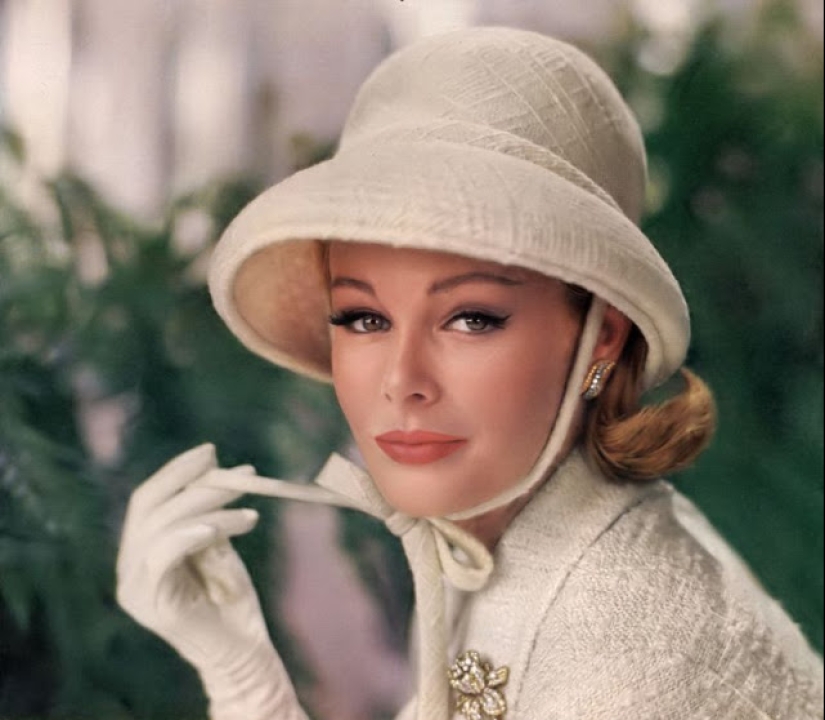 35 stunning photos of the classic model Monique Chevalier of the 1950s and 60s