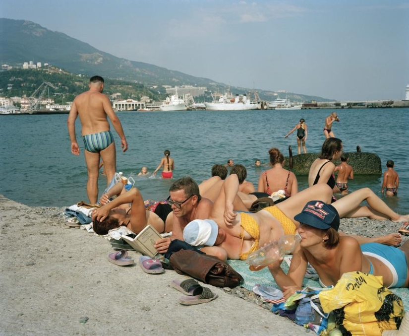 40 nostalgic frames: Yalta 90‑ies in the lens of British photographer