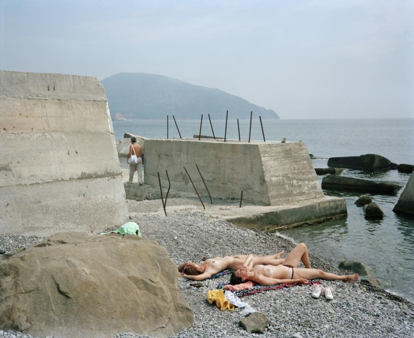 40 nostalgic frames: Yalta 90‑ies in the lens of British photographer