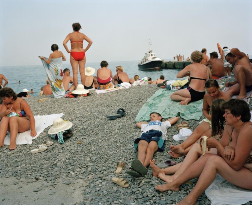 40 nostalgic frames: Yalta 90‑ies in the lens of British photographer