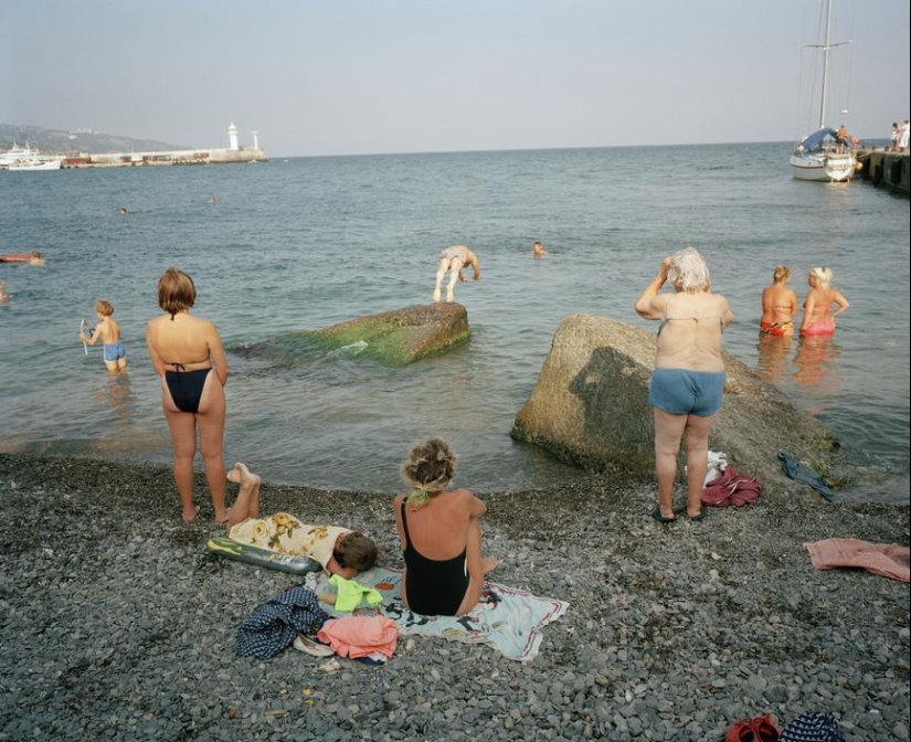 40 nostalgic frames: Yalta 90‑ies in the lens of British photographer