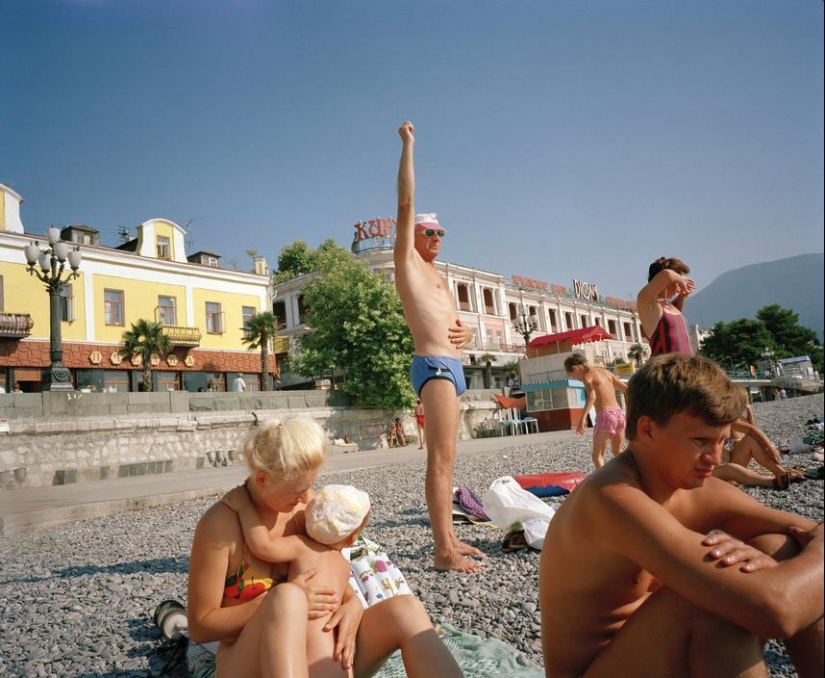 40 nostalgic frames: Yalta 90‑ies in the lens of British photographer