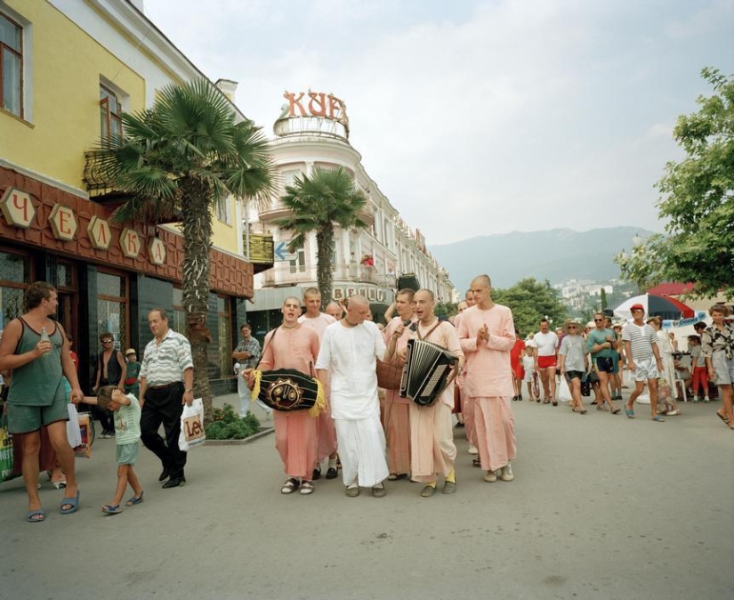 40 nostálgico marcos: Yalta 90‑s en el lente del fotógrafo Británico