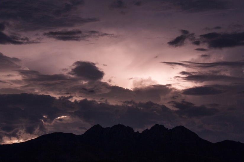 "45 000 kilómetros de la persecución": rampante elemento de los ojos de un Americano cazador de la tormenta