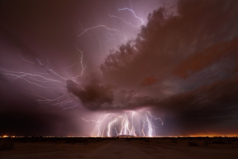 "45 000 kilómetros de la persecución": rampante elemento de los ojos de un Americano cazador de la tormenta