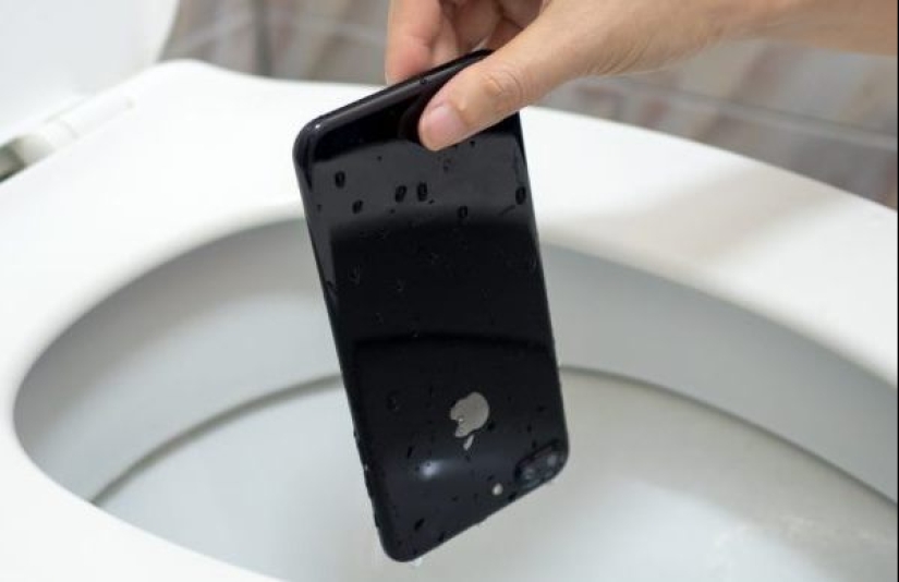 5 razones importantes para no llevar tu smartphone al baño