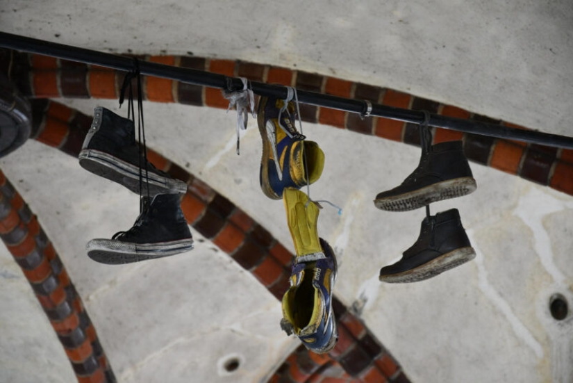 6 teorías que explican la extraña costumbre de colgar zapatos en cables