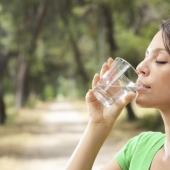 8 consejos efectivos que te ayudarán a aprender a beber más agua