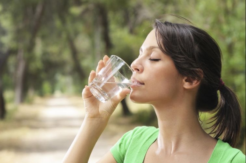 8 effective tips that will help you learn to drink more water