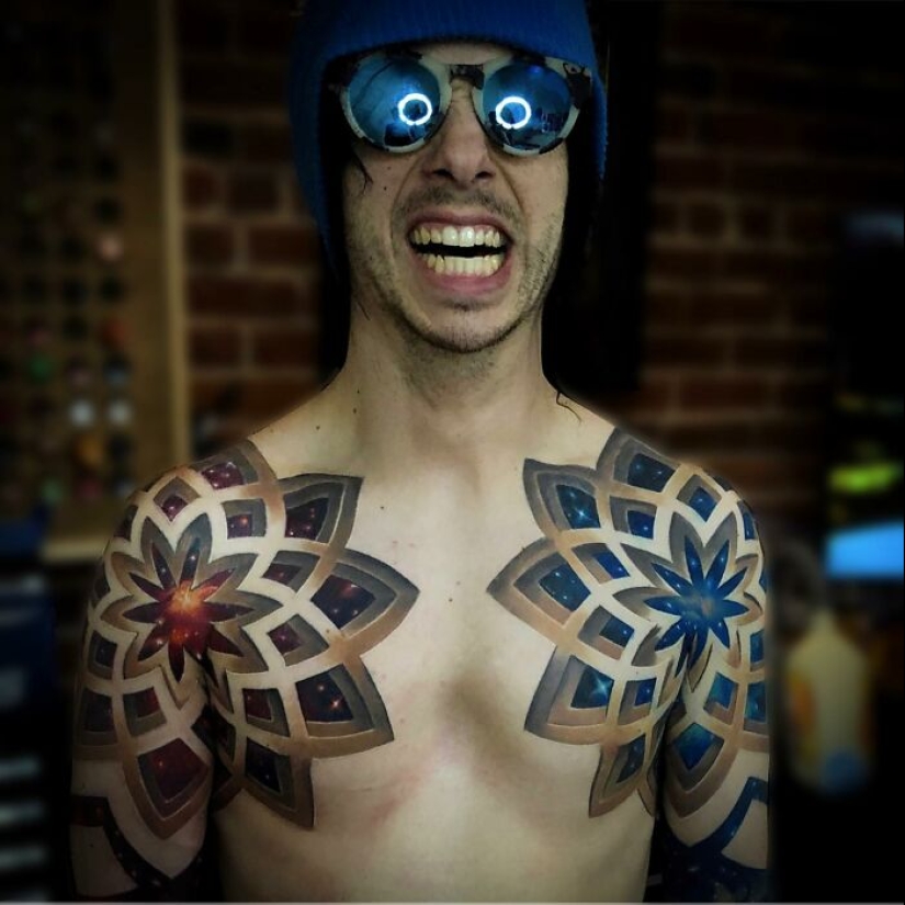 8 tatuajes alucinantes que capturan un mundo dentro de la piel hechos por este artista