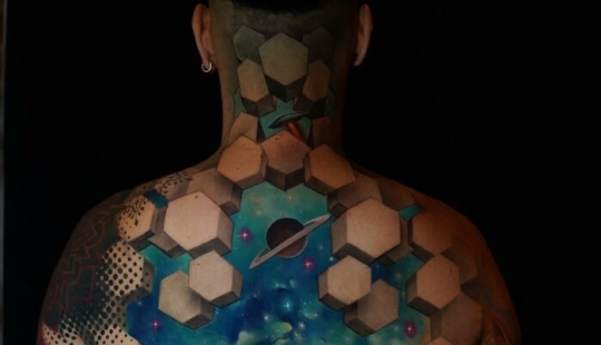 8 tatuajes alucinantes que capturan un mundo dentro de la piel hechos por este artista