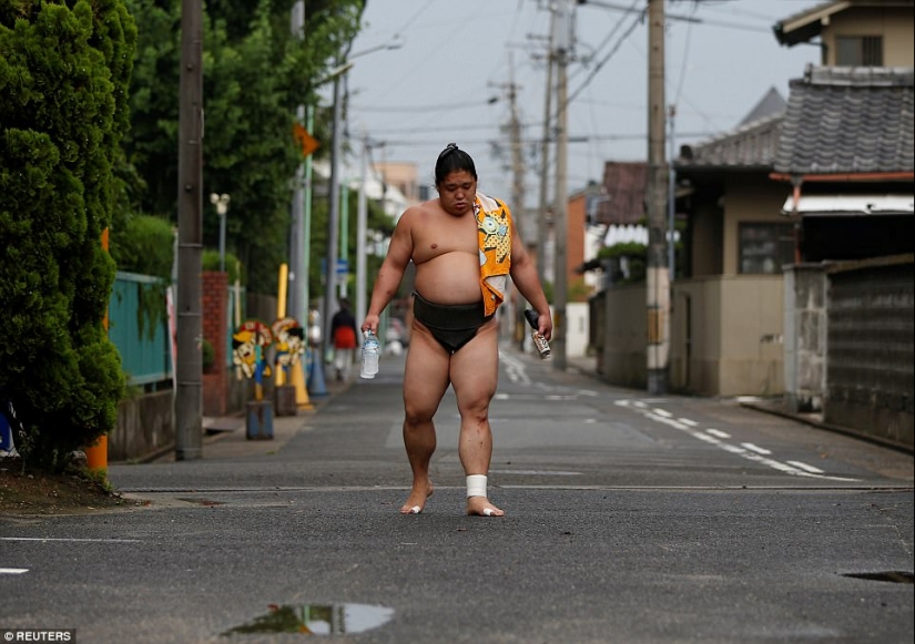 8.000 calorías al día y máscaras de oxígeno: cómo viven los luchadores de sumo