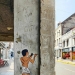 9 piezas humorísticas de arte callejero incorporadas a las calles por Oakoak