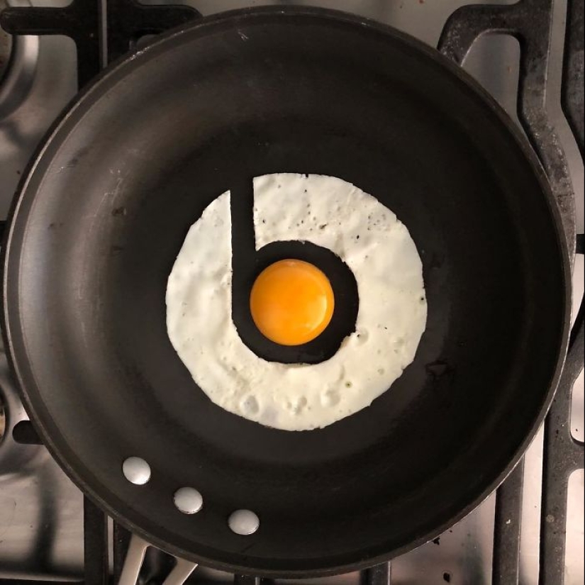 A Mexican woman creates works of art from banal fried eggs