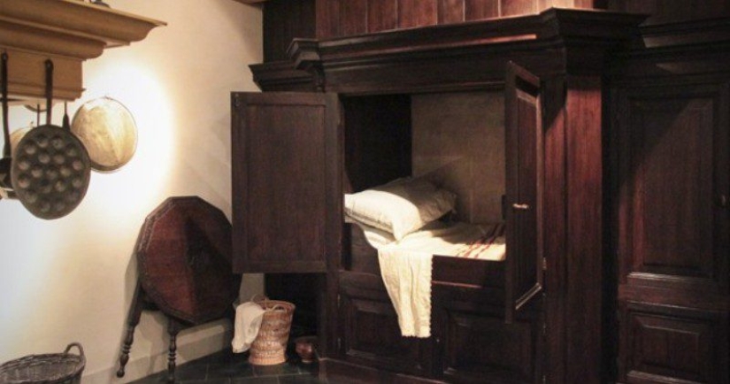 A Midsummer night's dream... in the closet. Why in the Middle ages Europeans were sleeping in cupboards and drawers